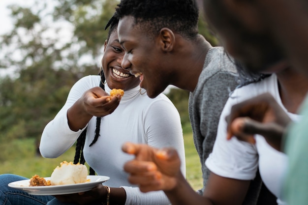 Kostenloses Foto seitenansichtfreunde, die zu mittag essen