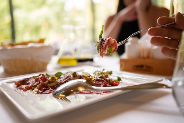 Kostenloses Foto seitenansichtfreunde, die zu mittag essen