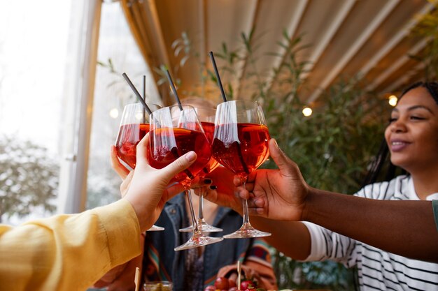 Seitenansichtfreunde mit köstlichen cocktails