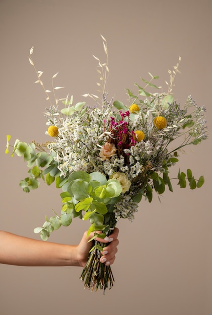 Seitenansichthand, die schöne Blumen hält