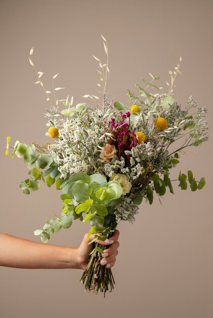 Seitenansichthand, die schöne Blumen hält