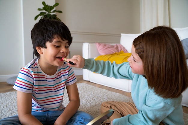 Seitenansichtjunge, der Lippenstift trägt