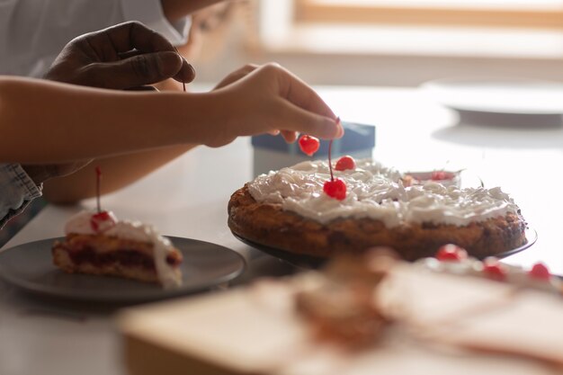 Seitenansichtkind, das Kuchen verziert