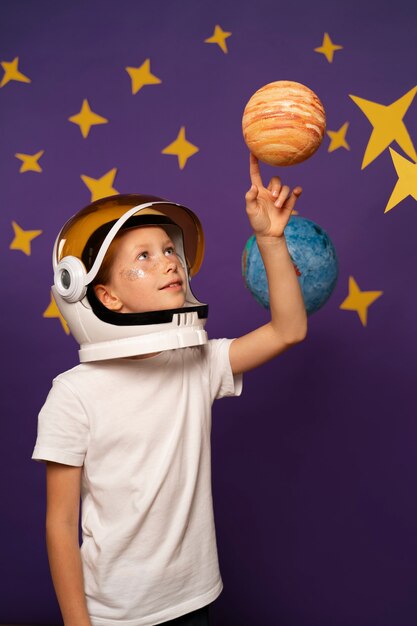 Seitenansichtkind, das Planeten berührt