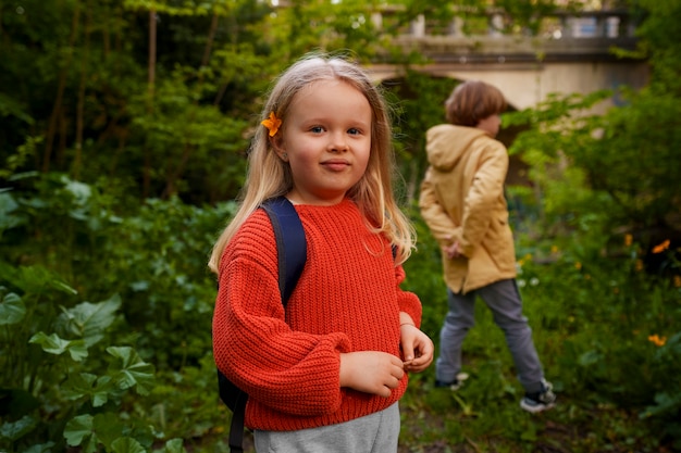 Kostenloses Foto seitenansichtkinder, die gemeinsam die natur erkunden