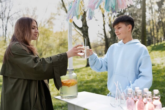 Seitenansichtkinder, die Gläser klirren