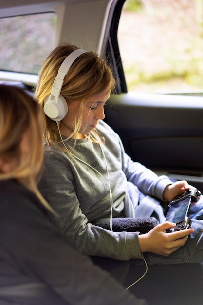 Seitenansichtkinder, die im Auto spielen