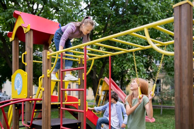 Seitenansichtkinder, die im park spielen