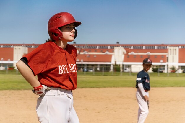 Seitenansichtkinder, die kickball spielen