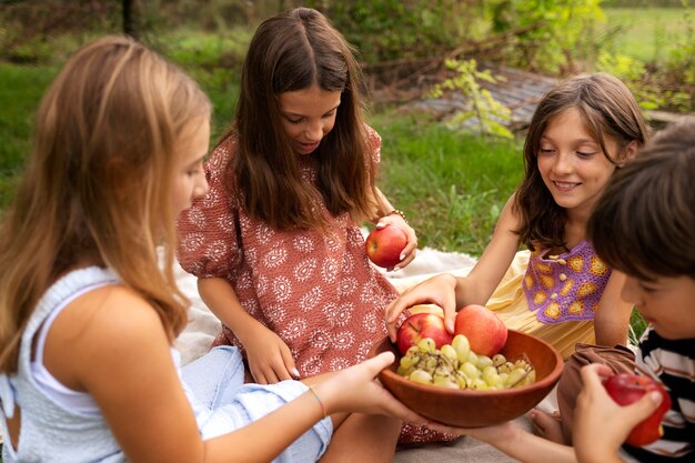 Seitenansichtkinder, die picknicken