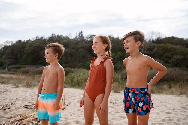 Kostenloses Foto seitenansichtkinder, die spaß am strand haben