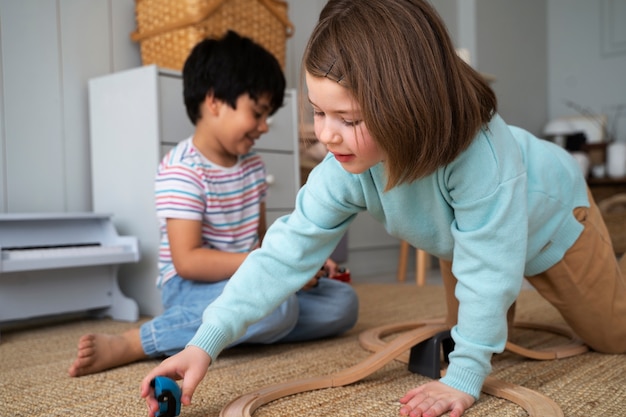 Seitenansichtkinder, die zu Hause spielen