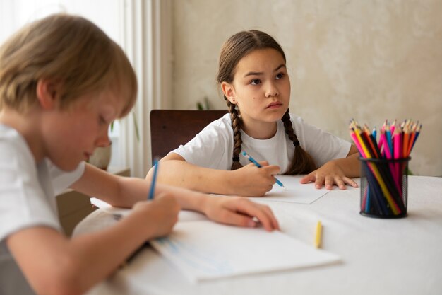 Seitenansichtkinder mit bunten Buntstiften