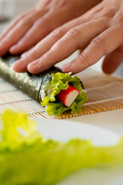 Kostenloses Foto seitenansichtkoch bereitet mahlzeit mit algen zu