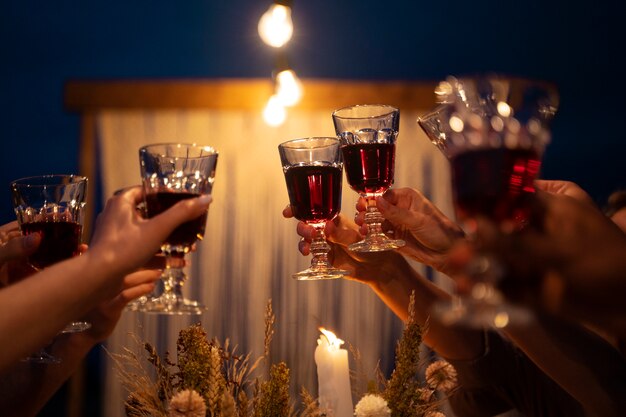 Seitenansichtleute, die Gläser an der Hochzeit halten