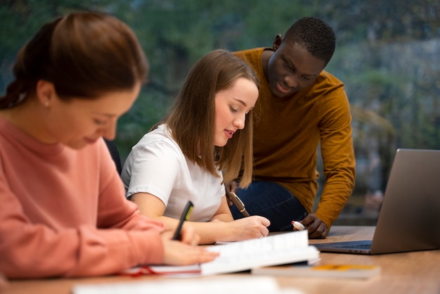 Kostenloses Foto seitenansichtleute, die grammatikfehler korrigieren