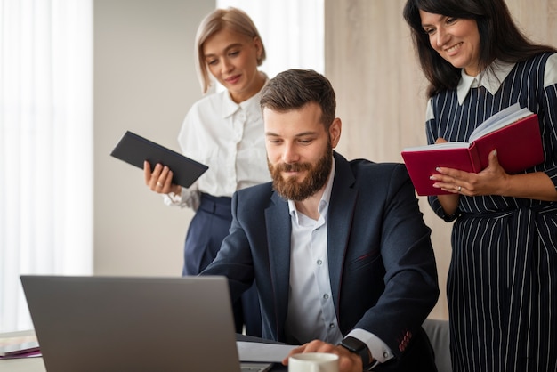 Seitenansichtleute, die im Büro arbeiten