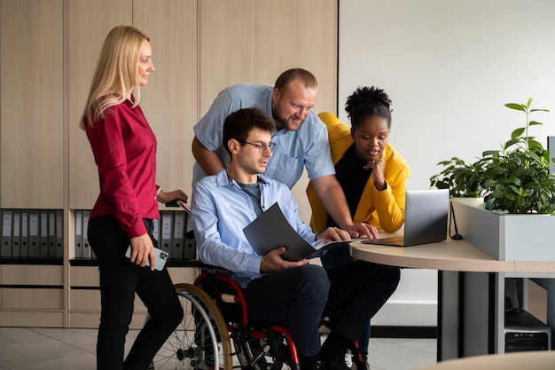 Kostenloses Foto seitenansichtleute, die im büro arbeiten