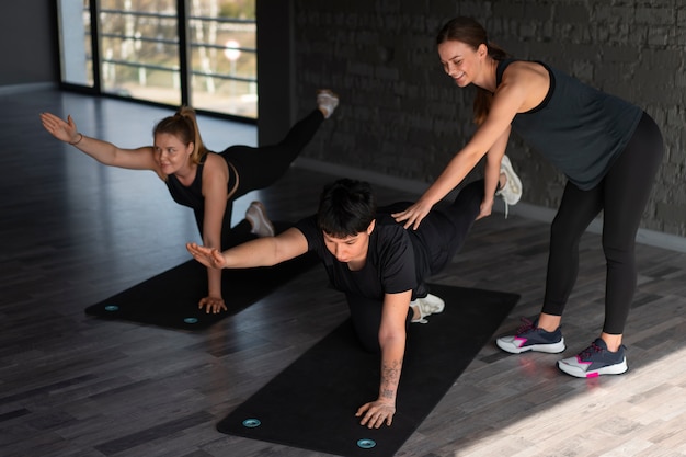 Seitenansichtleute, die im Fitnessstudio trainieren