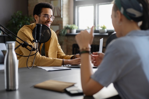 Seitenansichtleute, die im Podcast diskutieren