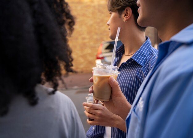 Seitenansichtleute mit eiskaffee