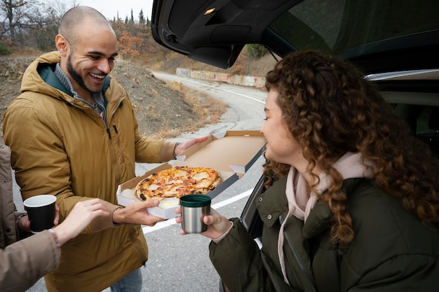 Seitenansichtleute mit köstlicher pizza