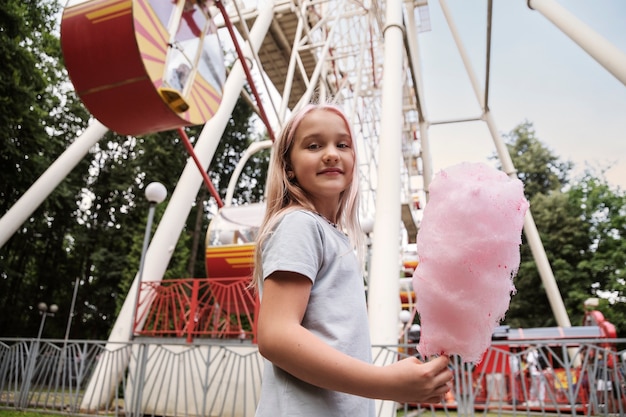 Seitenansichtmädchen, das Zuckerwatte hält