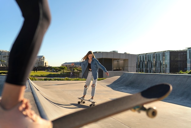 Seitenansichtmädchen, die Tricks auf Skateboards machen