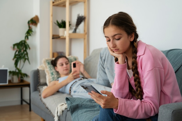 Seitenansichtmädchen mit Smartphones