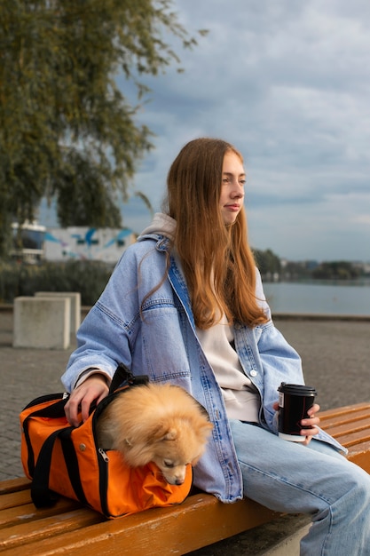 Kostenloses Foto seitenansichtmädchen und -hund auf bank