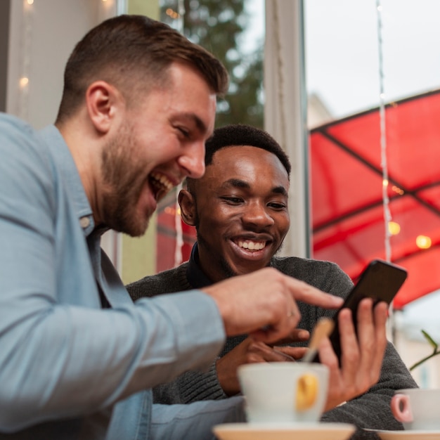 Seitenansichtmänner, die Mobile überprüfen