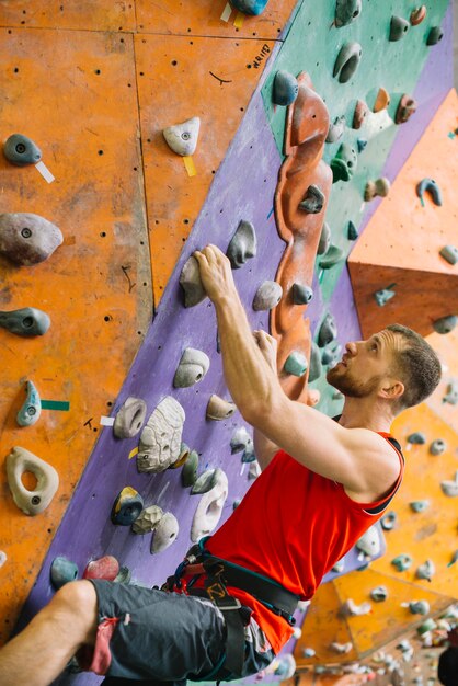 Seitenansichtmann auf Kletterwand