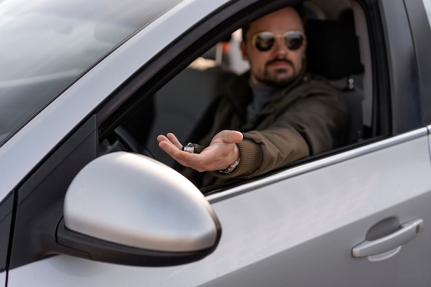 Seitenansichtmann, der Auto fährt