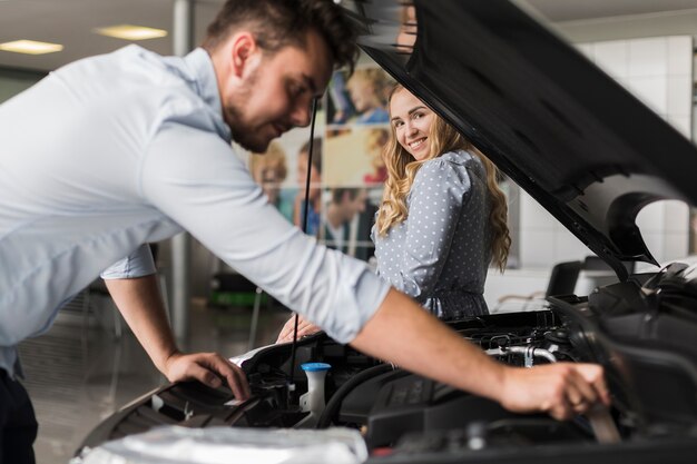 Seitenansichtmann, der Automotor kontrolliert