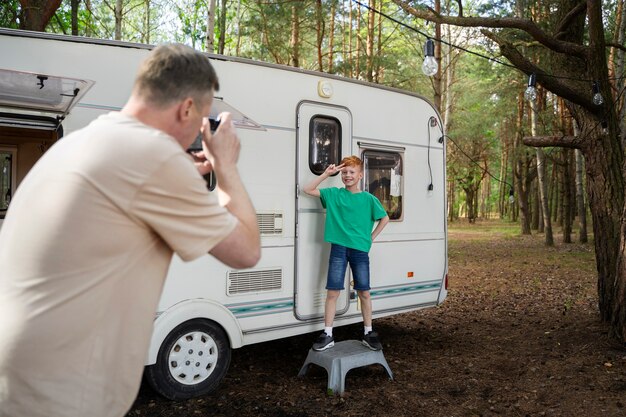 Seitenansichtmann, der Fotos des Kindes macht