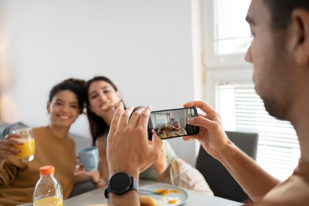 Seitenansichtmann, der Fotos mit Smartphone macht