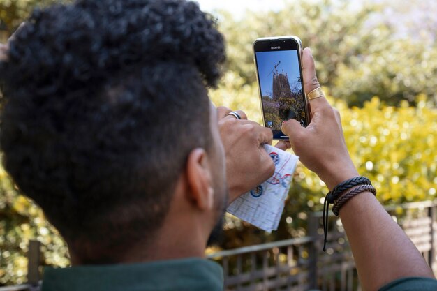 Seitenansichtmann, der Fotos mit Smartphone macht