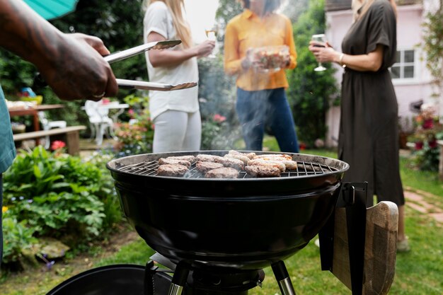 Seitenansichtmann, der Grill vorbereitet