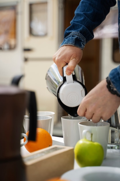 Kostenloses Foto seitenansichtmann, der kaffee gießt