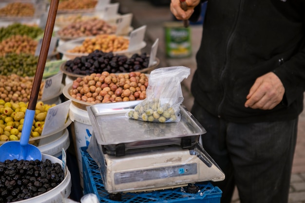 Kostenloses Foto seitenansichtmann, der lebensmittel verkauft