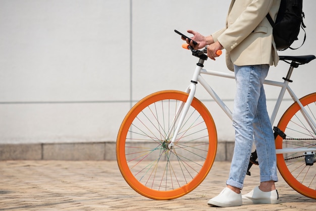 Kostenloses Foto seitenansichtmann, der mit fahrrad geht