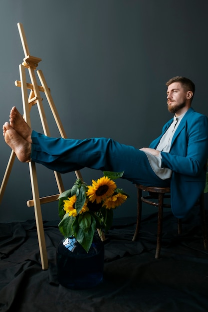 Seitenansichtmann, der mit Sonnenblumen aufwirft