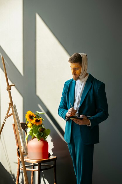 Seitenansichtmann, der mit Sonnenblumen aufwirft