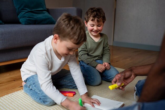 Seitenansichtmann, der sich um Smiley-Kinder kümmert