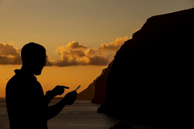 Kostenloses Foto seitenansichtmann, der smartphone hält