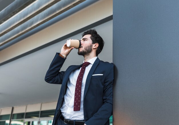 Seitenansichtmann in trinkendem Kaffee der Klage