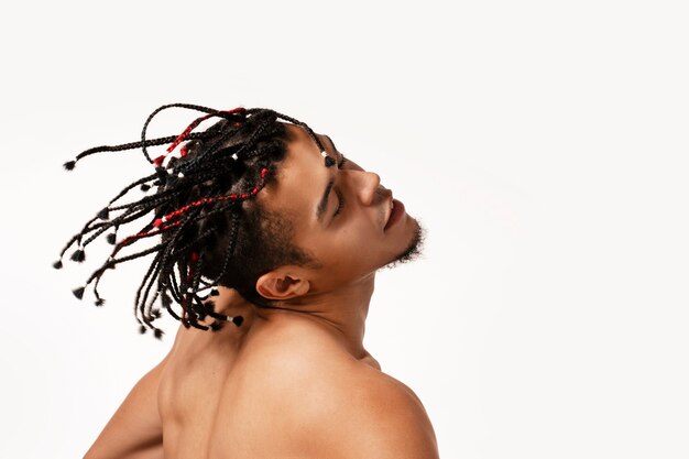 Seitenansichtmann mit Afrofrisur