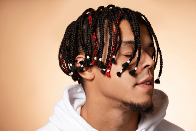 Seitenansichtmann mit Afrofrisur