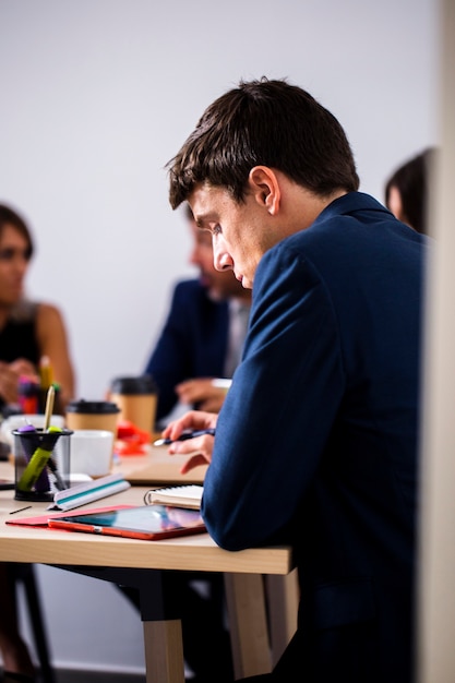 Kostenloses Foto seitenansichtmitarbeiter, die für zusammenarbeit sich treffen