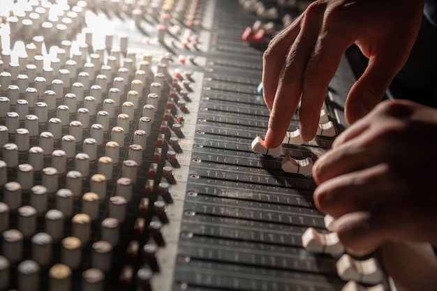 Kostenloses Foto seitenansichtmusiker, der im studio arbeitet